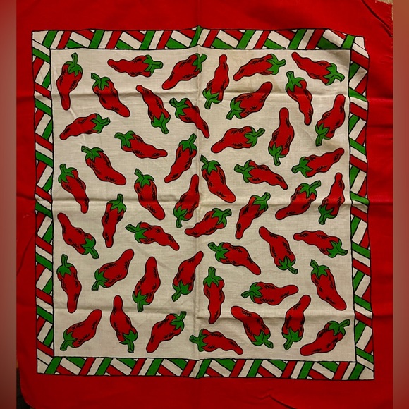 ☘️ Bandana 17x16.5” Chili Peppers - Picture 1 of 1